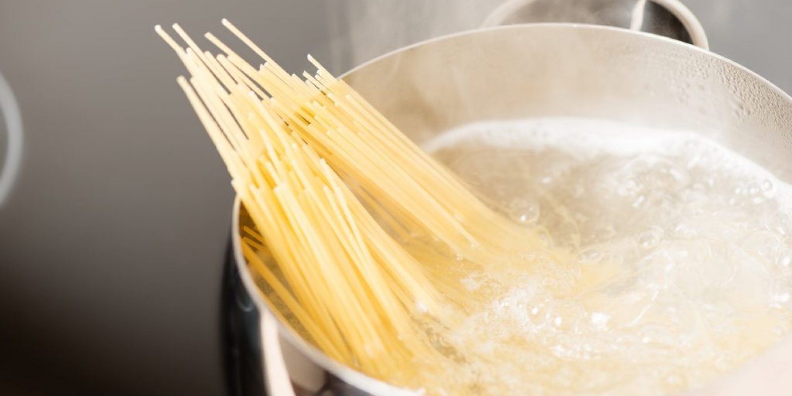 Warum steigen Nudeln beim Kochen auf