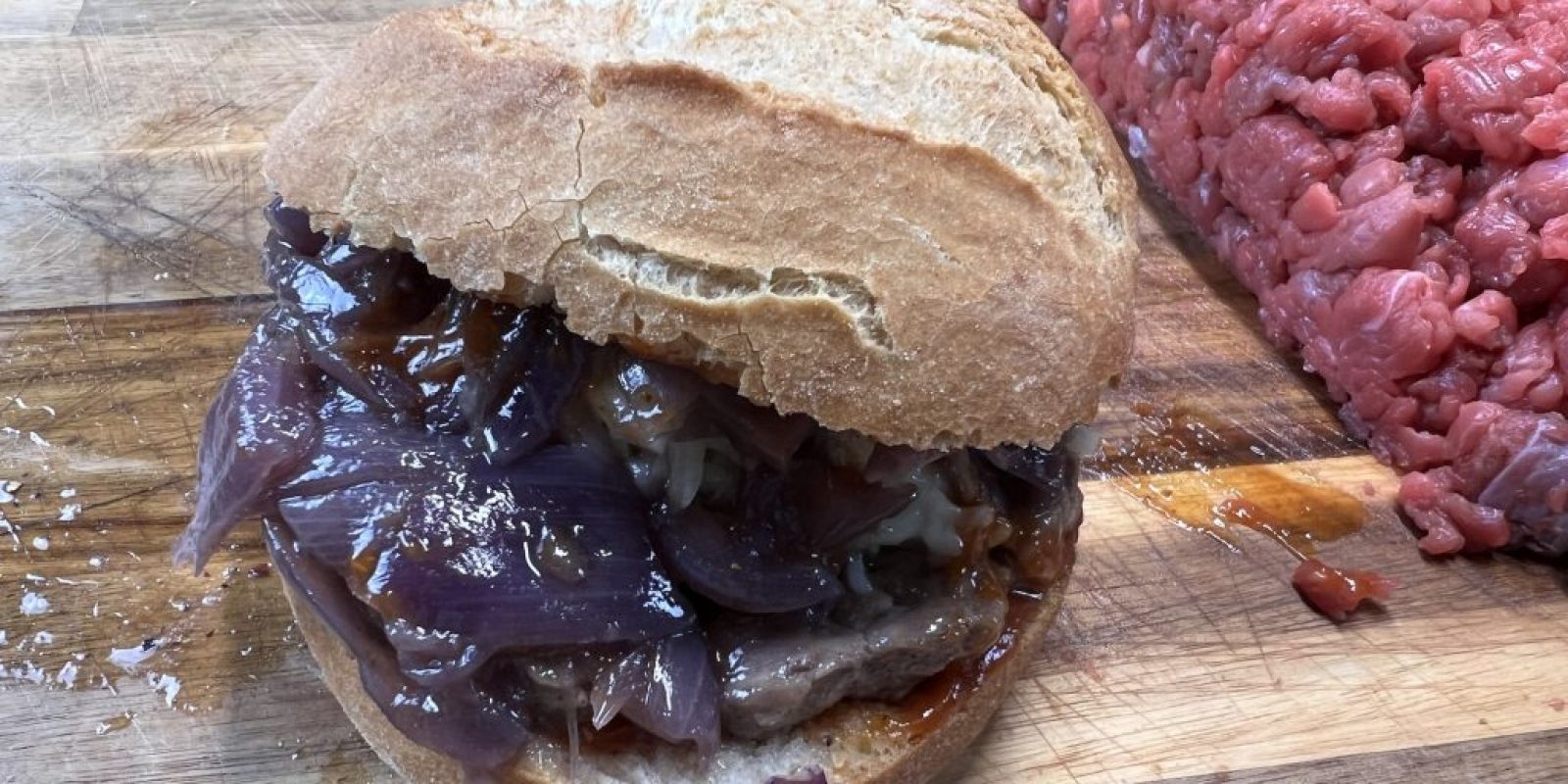 Roastbeef Burger mit Zwiebeln in Rotweinsauce