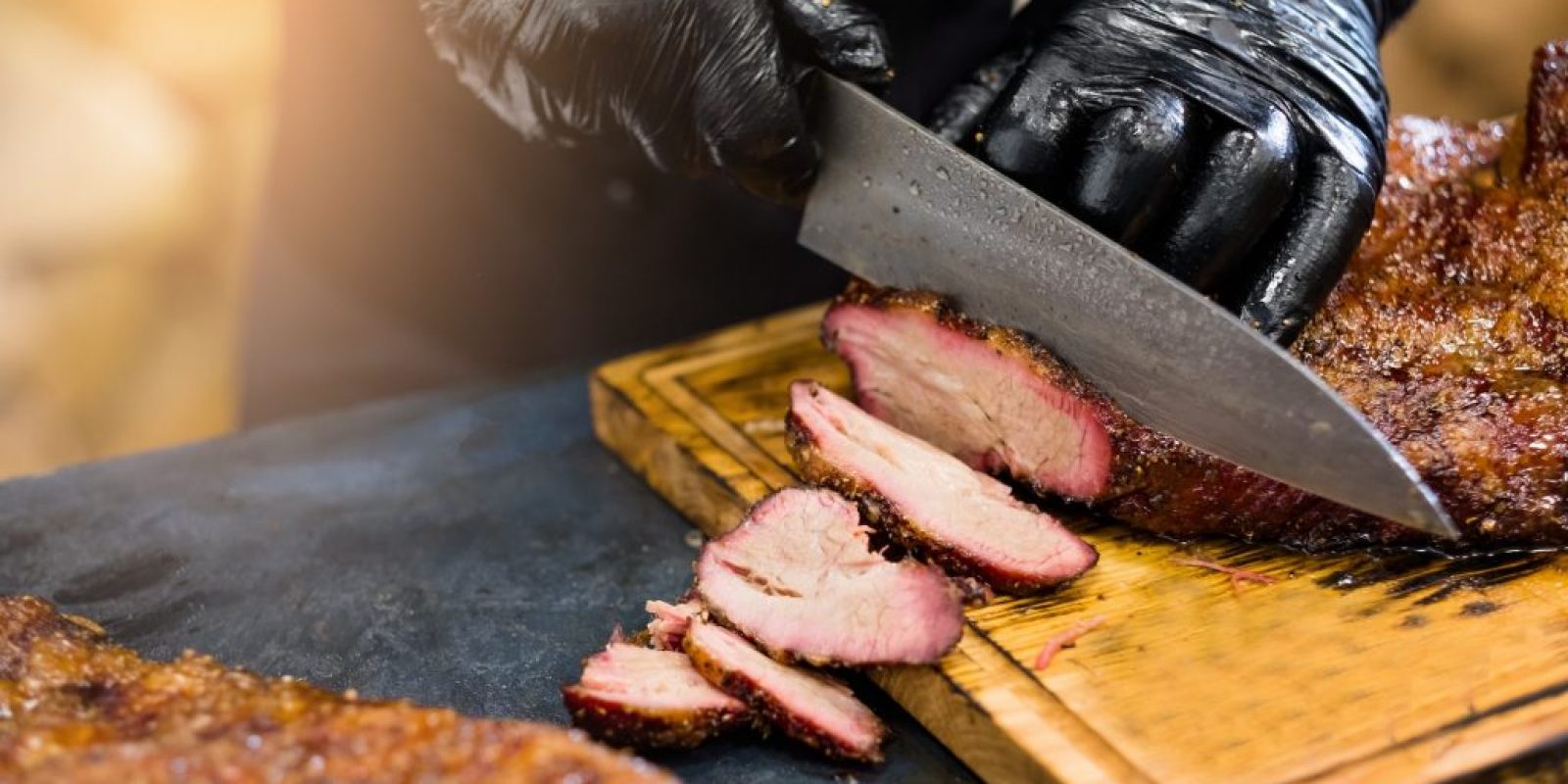 Verschiedene Verwendungsmöglichkeiten eines scharfen Kochmessers in der Küche