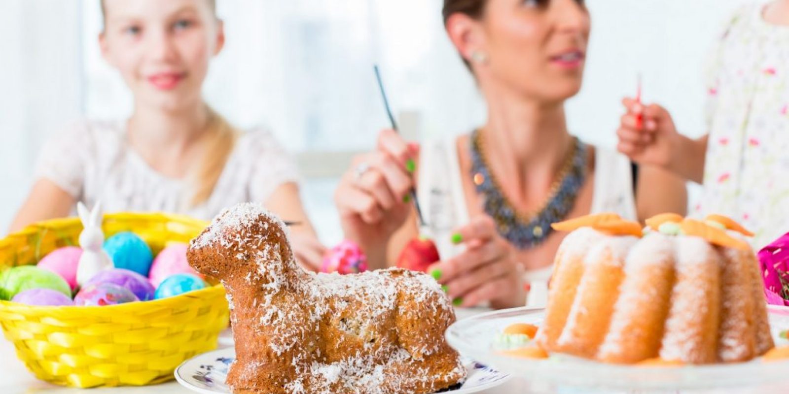 Osterbacken mit Kindern