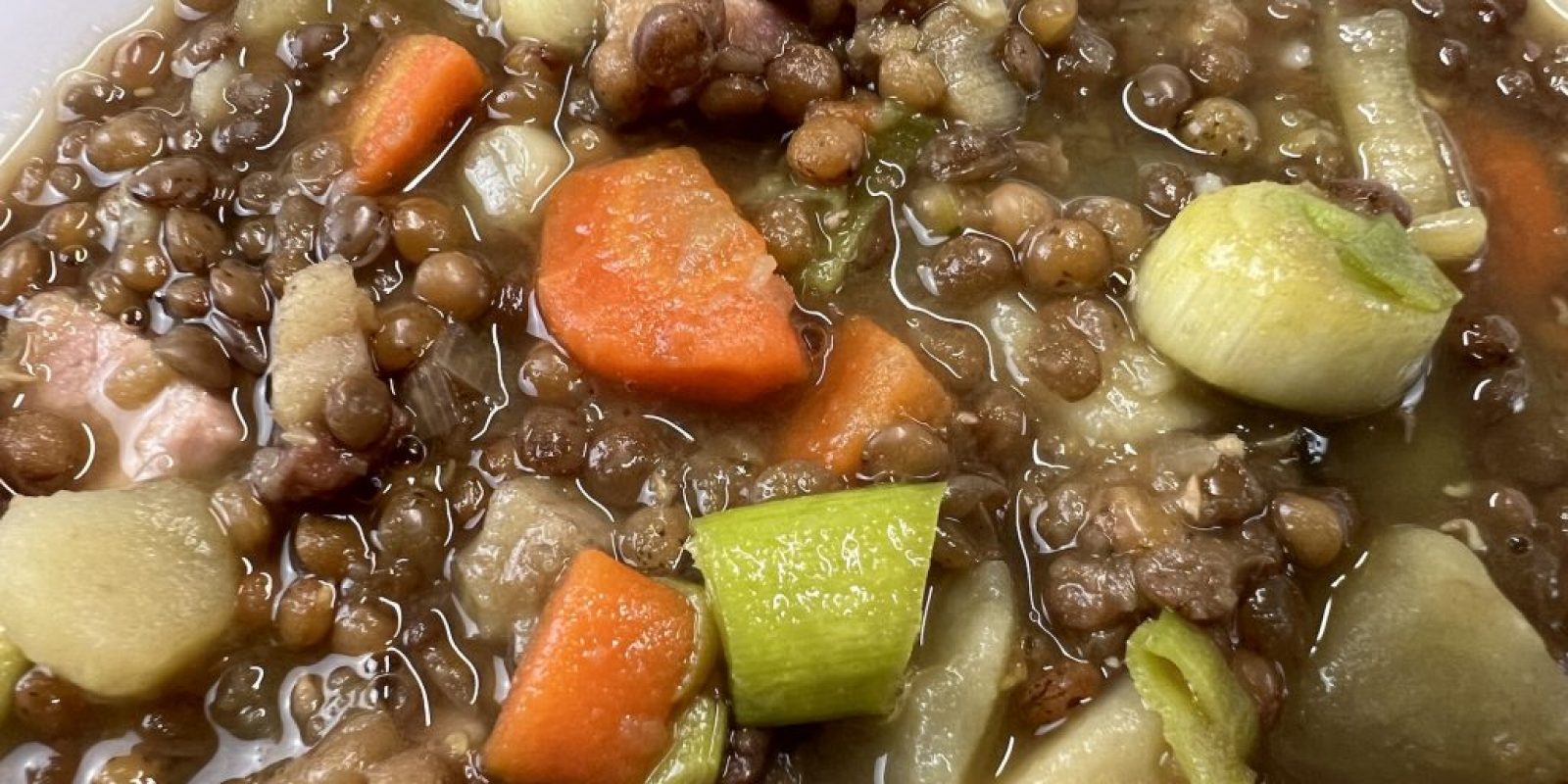 Deftige Linsensuppe mit Schinken