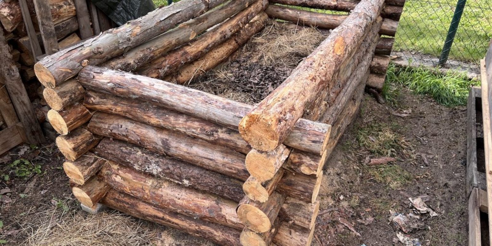 Hochbeet aus Baumstämmen