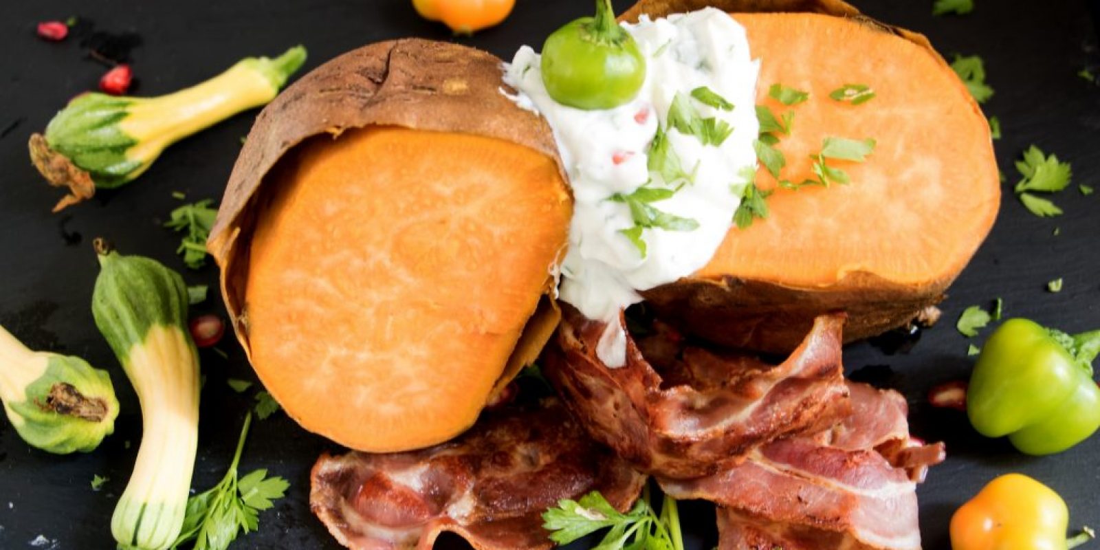 Gebackene Süßkartoffeln mit Gartenkräuter-Füllung