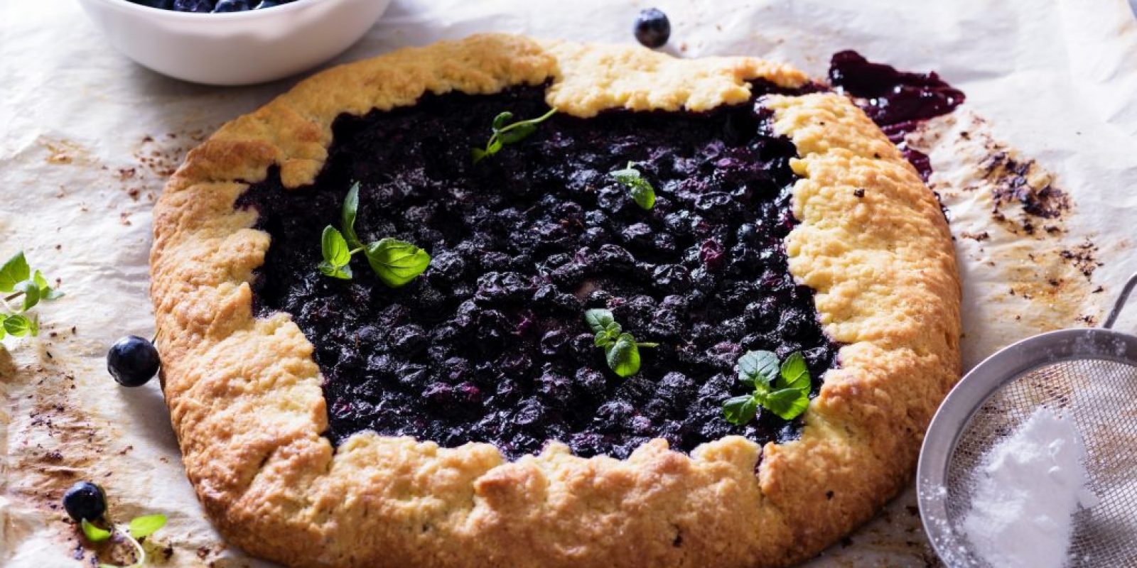 Kuchen und Gebäck mit Blumen und Kräutern