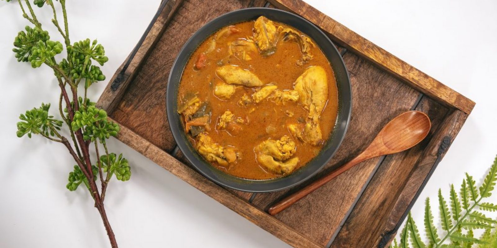Verwendung von frischen Gewürzen im Curry