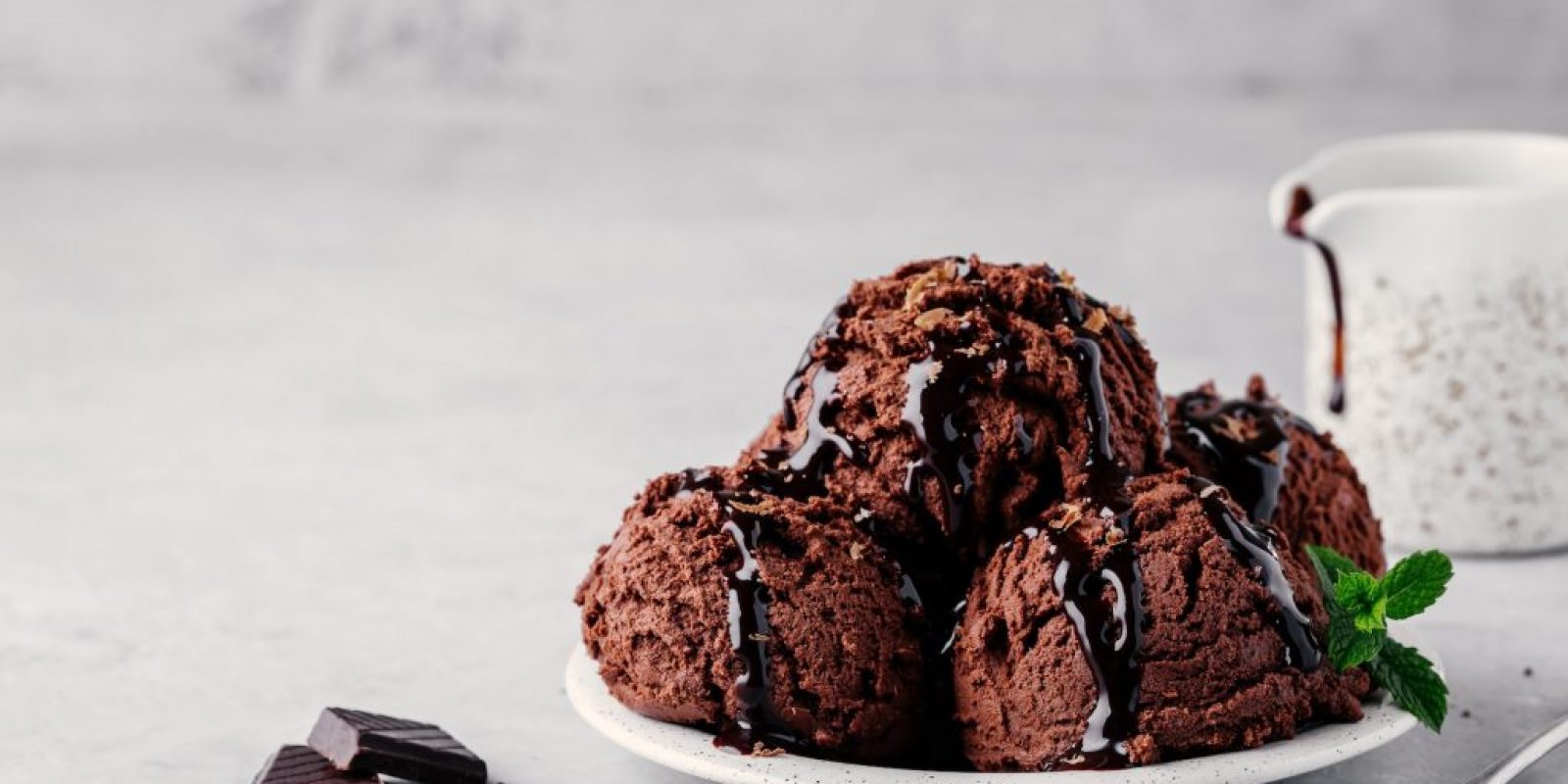 Eissorten mit Schokoladensauce