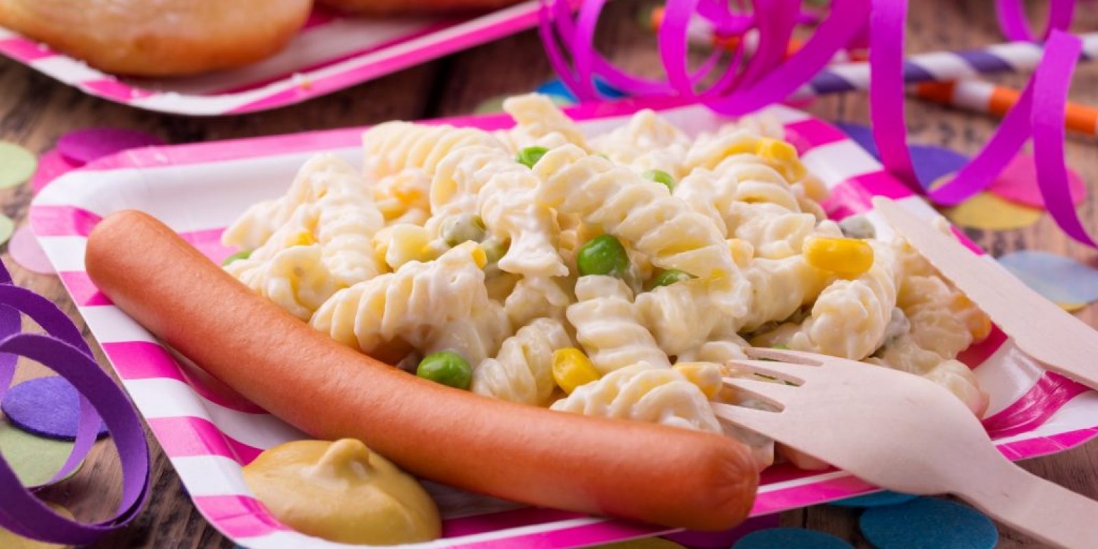 Nudelsalat und Würstchen