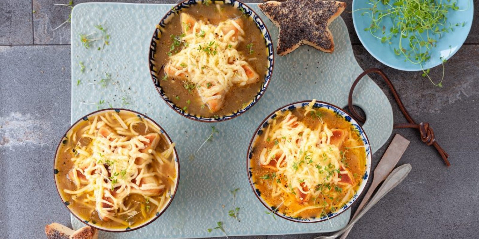 Zwiebelsuppe mit Käse