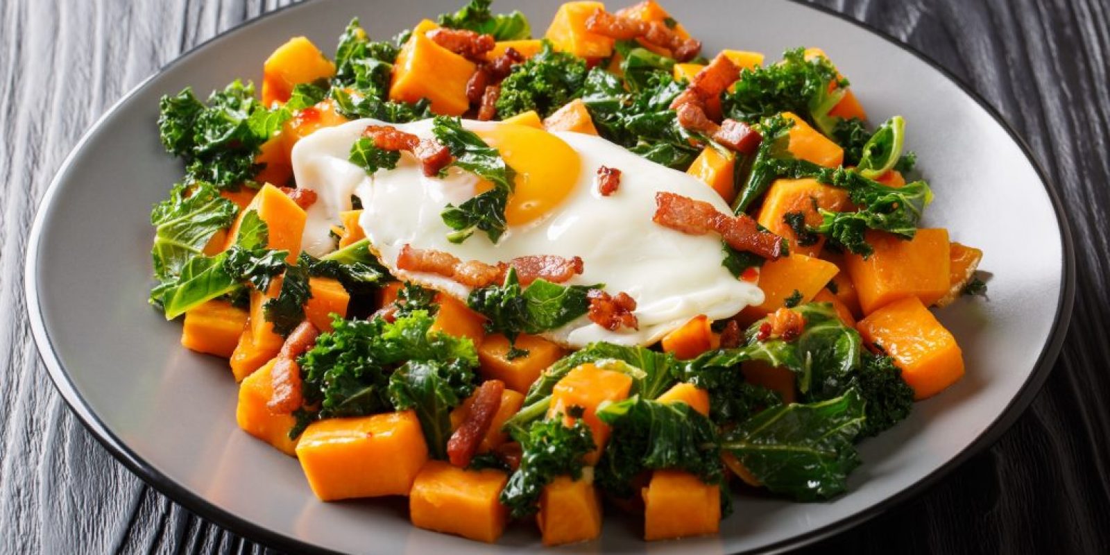 Bio-Süßkartoffel mit Grünkohl, Speck und Spiegelei