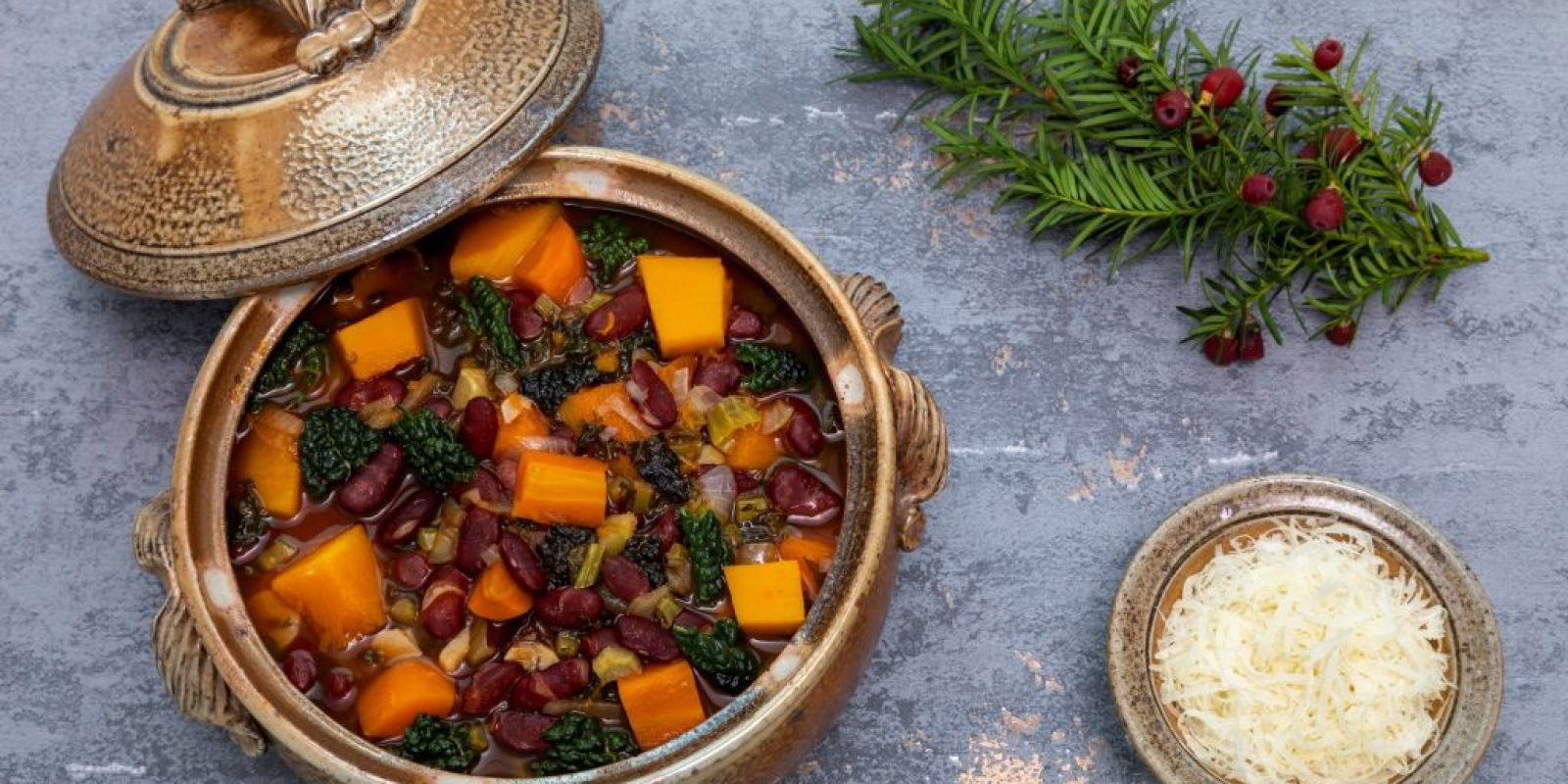 Bohneneintopf mit Kürbis Grünkohlblätter und Karotte