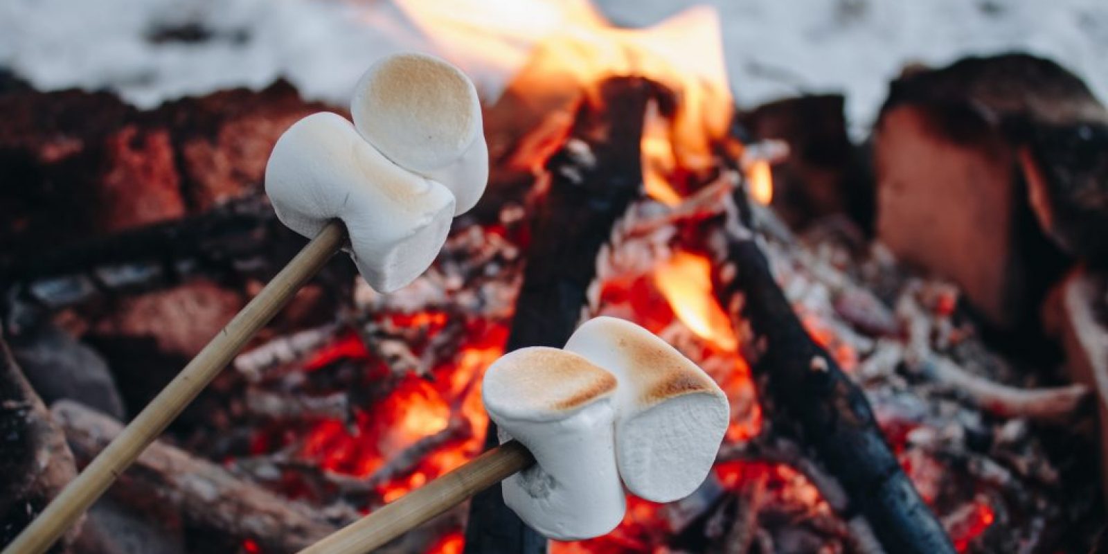 Geröstete Marshmallows auf einem Feuer im Winterwald
