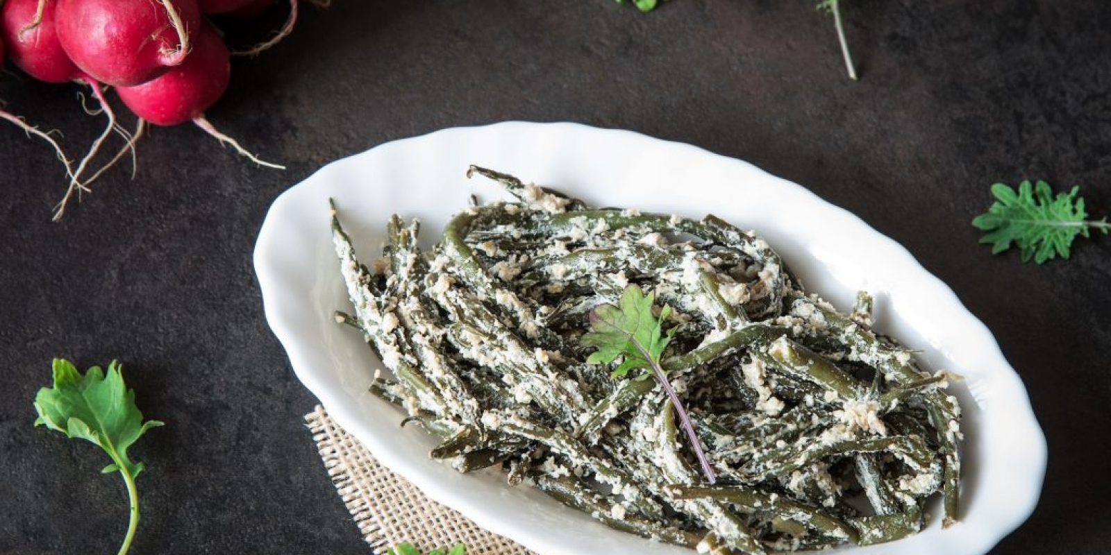 Geschmorte grüne Bohnen mit Sauerrahm und Semmelbröseln