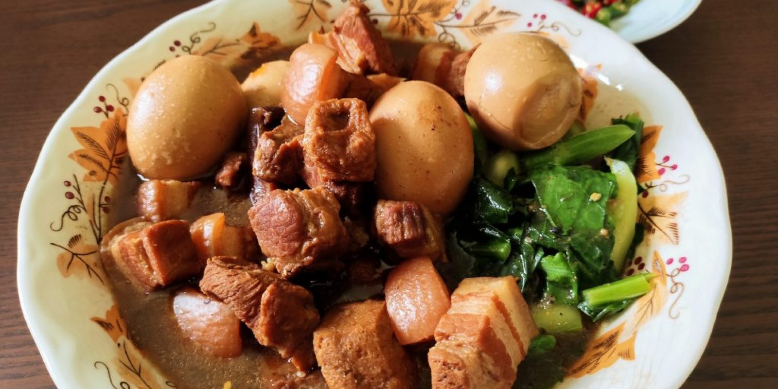 Geschmorter Schweinebauch mit Eiern und Grünkohl