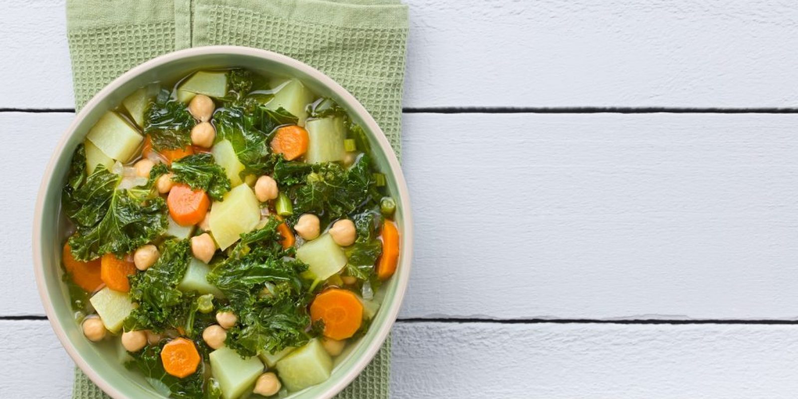 Vegane Gemüsesuppe aus Grünkohl, Kichererbsen, Karotten, Sellerie, Zwiebeln und Kartoffeln