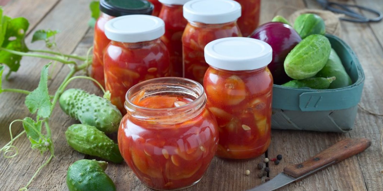 Eingemachte Gurken in Tomaten-Soße