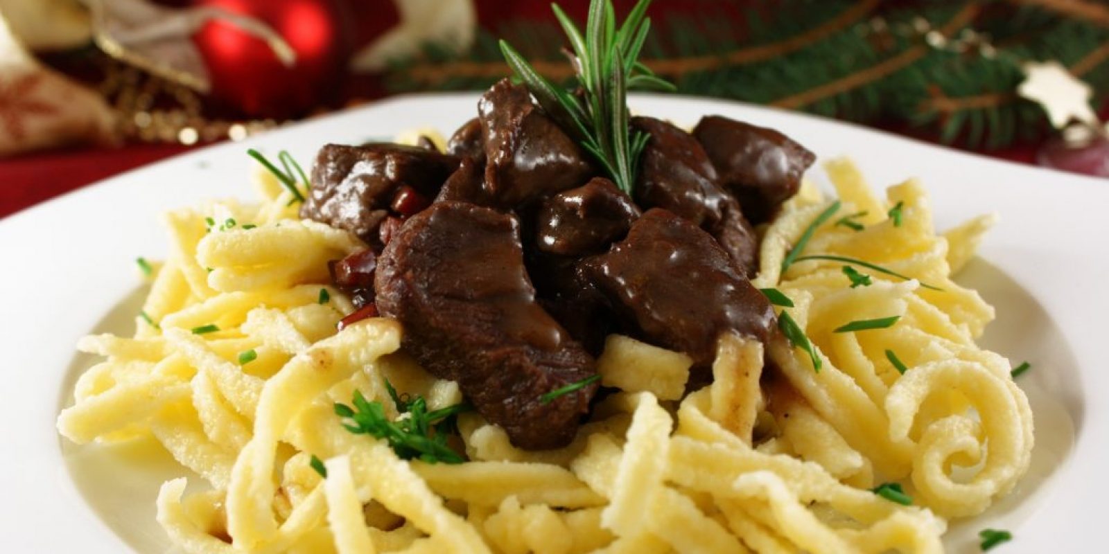 Hirschgulasch mit Spätzle