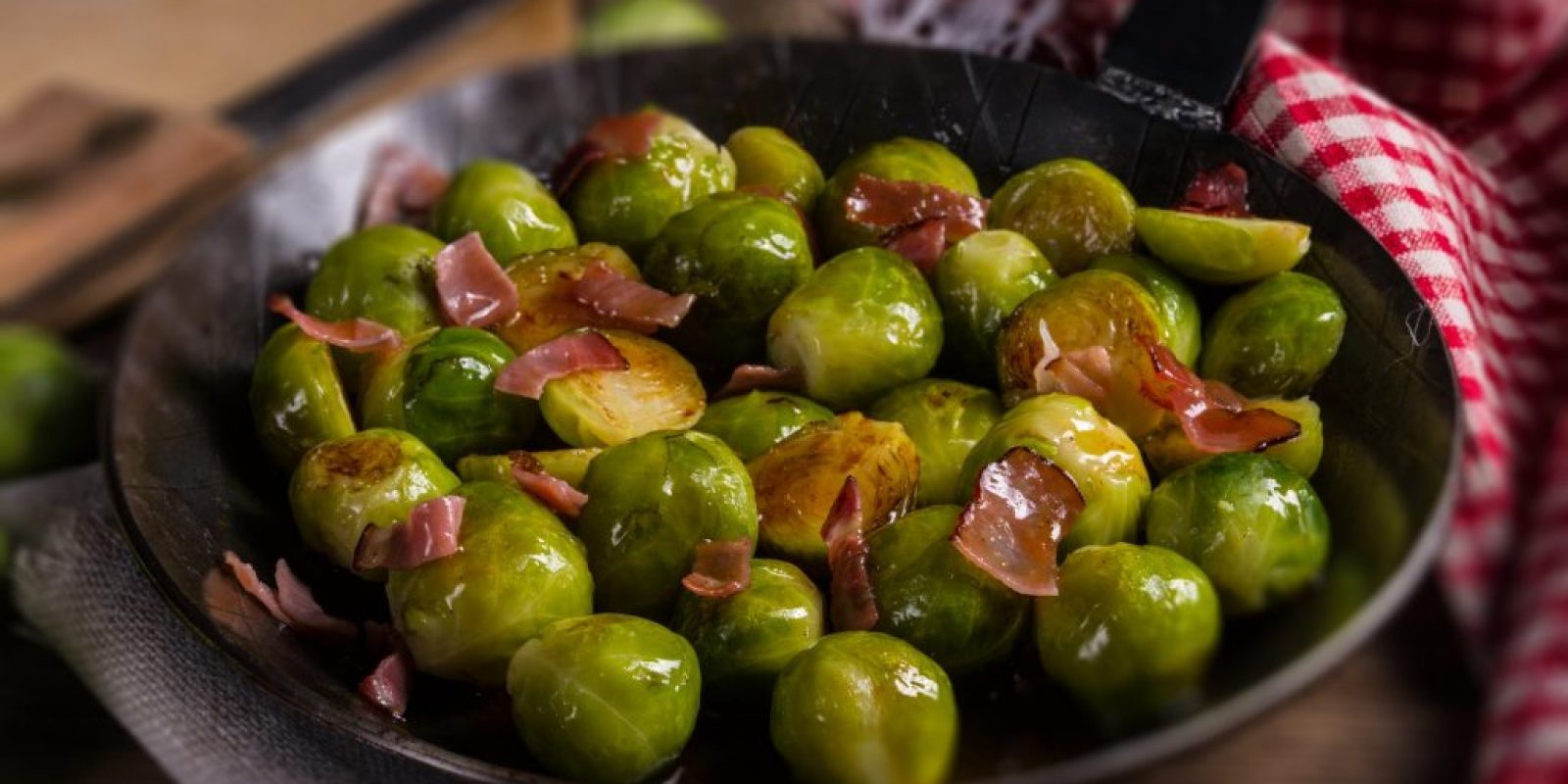 Mit Honig karamellisierter Rosenkohl mit Schinken