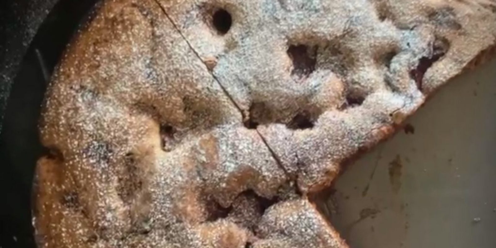 Schokoladenkuchen mit Kirschen