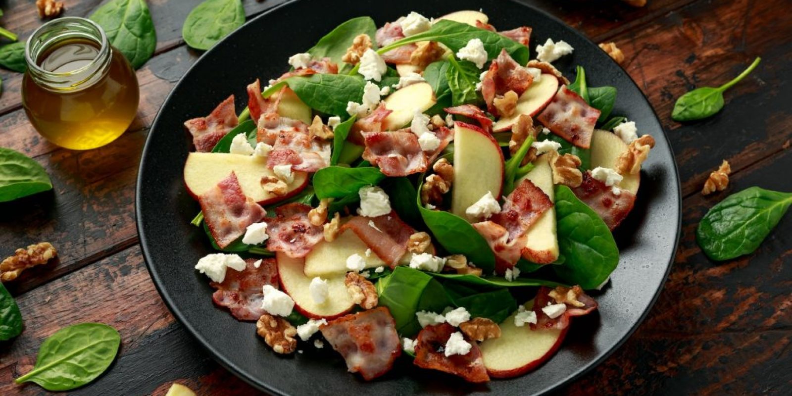 Speck Apfelsalat mit Spinat Walnüssen und Fetakäse