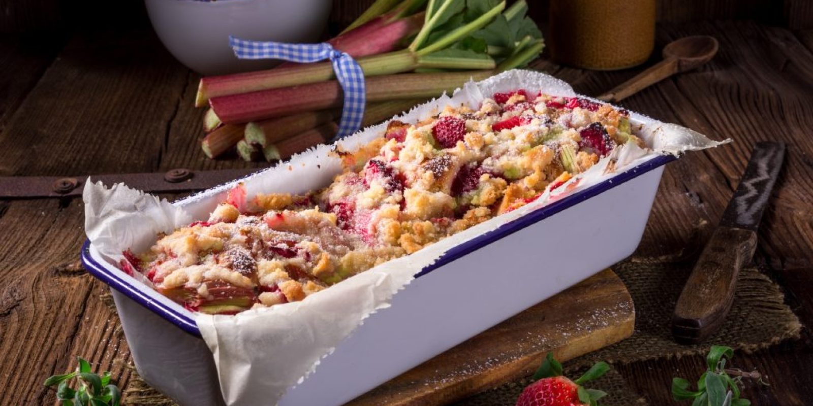 Rhabarber-Erdbeer-Brioche