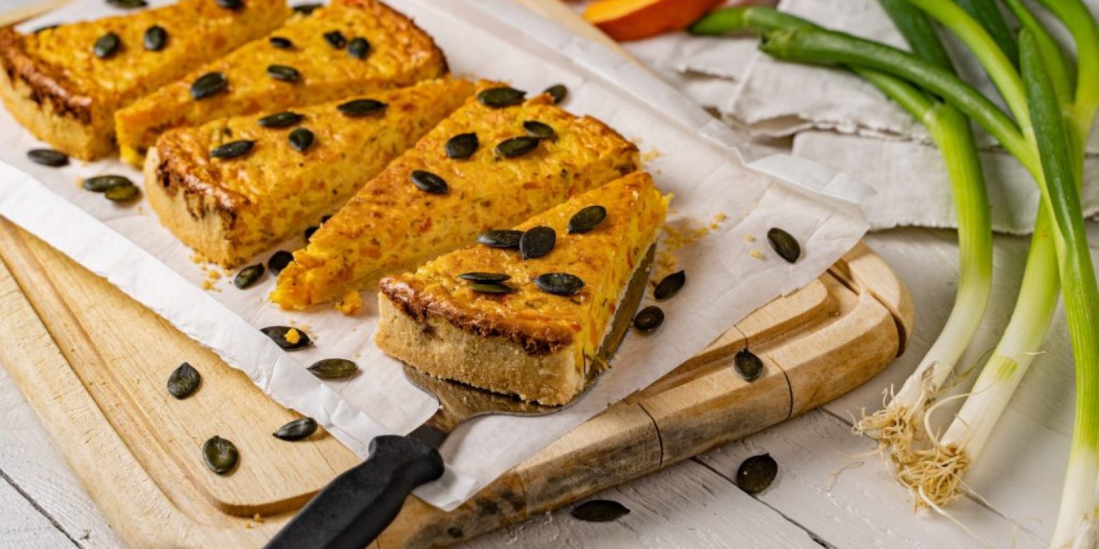 Kürbis Feta Quiche mit Frühlingszwiebeln und Kürbiskernen