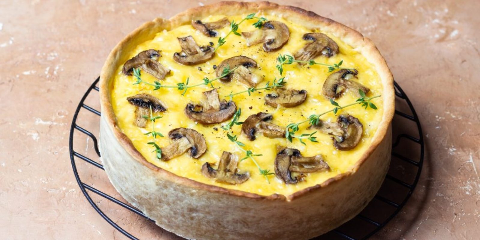 Quiche mit Pilzen, Käse und Thymian