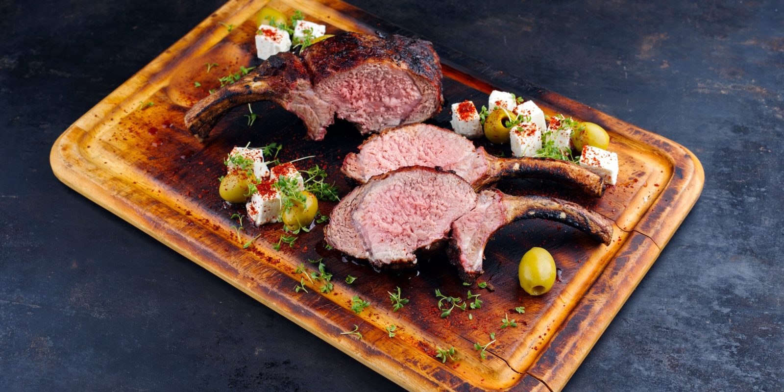 Duroc-Schweinekarree mit griechischem Schafskäse