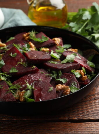 Rote-Bete-Salat mit Walnüssen, Dill und Petersilie Rezept